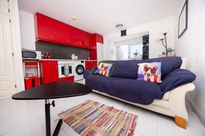 Cosy ground floor apartment with pool access and ocean views