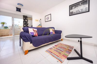 Cosy ground floor apartment with pool access and ocean views