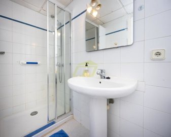 Cosy ground floor apartment with pool access and ocean views
