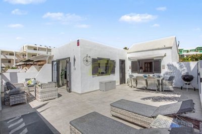 Beautifully renovated 2 bedroom corner plot bungalow in the sought-after Playa Bastián complex