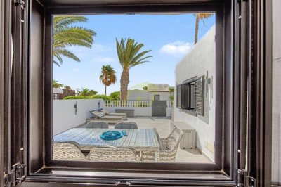 Beautifully renovated 2 bedroom corner plot bungalow in the sought-after Playa Bastián complex