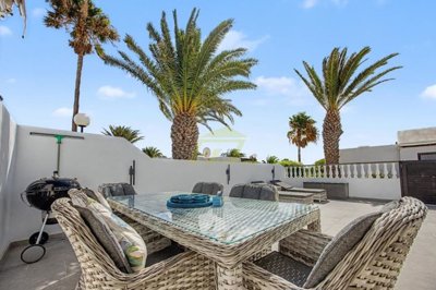 Beautifully renovated 2 bedroom corner plot bungalow in the sought-after Playa Bastián complex