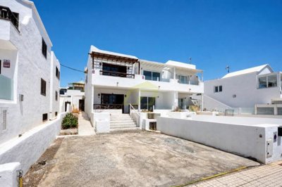 Spacious three-bedroom duplex with parking, minutes from Puerto del Carmen beaches