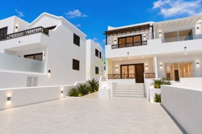 Spacious three-bedroom duplex with parking, minutes from Puerto del Carmen beaches