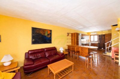 Spacious three-bedroom duplex with parking, minutes from Puerto del Carmen beaches