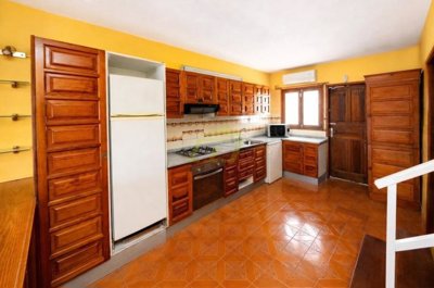 Spacious three-bedroom duplex with parking, minutes from Puerto del Carmen beaches