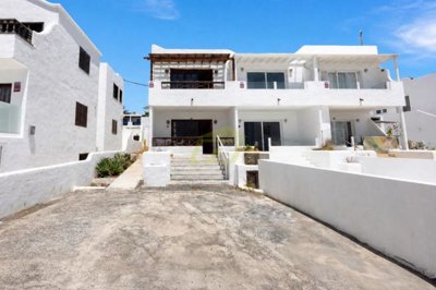 Spacious three-bedroom duplex with parking, minutes from Puerto del Carmen beaches