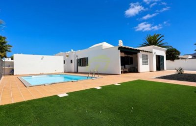 Modern Family Villa on a Generous Plot in Playa Blanca