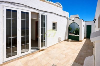 Spacious Ground Floor Apartment Near Old Town