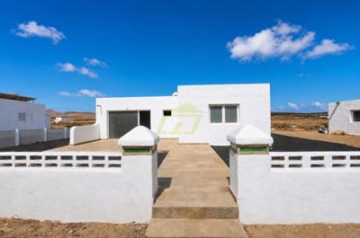 Bungalow with Views in Famara