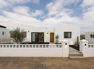 Bungalow with Views in Famara