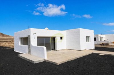 Bungalow with Views in Famara
