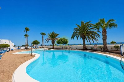 Cosy 1-Bedroom Apartment with Terrace, Communal Pool & Sea Views