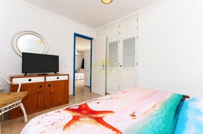 Cosy 1-Bedroom Apartment with Terrace, Communal Pool & Sea Views