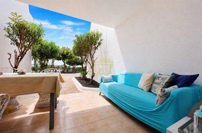 Cosy 1-Bedroom Apartment with Terrace, Communal Pool & Sea Views