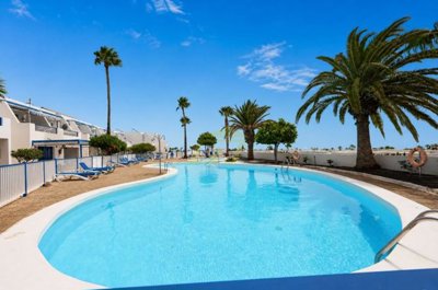 Cosy 1-Bedroom Apartment with Terrace, Communal Pool & Sea Views