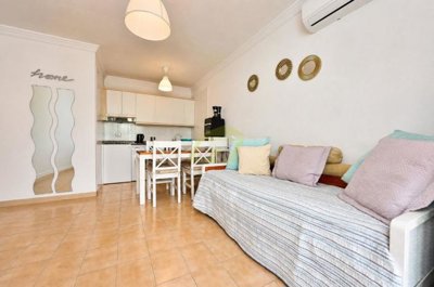Cosy 1-Bedroom Apartment with Terrace, Communal Pool & Sea Views