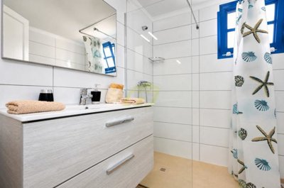 Cosy 1-Bedroom Apartment with Terrace, Communal Pool & Sea Views