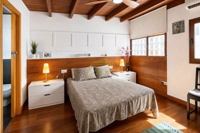 A stunning bungalow with access to a shared pool close to the beach