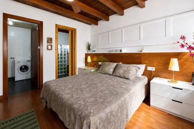 A stunning bungalow with access to a shared pool close to the beach