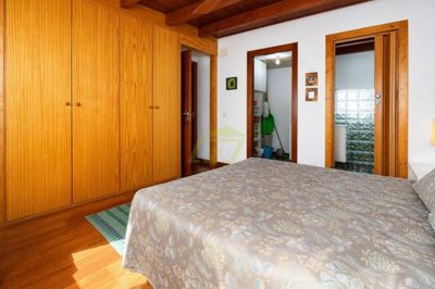 A stunning bungalow with access to a shared pool close to the beach