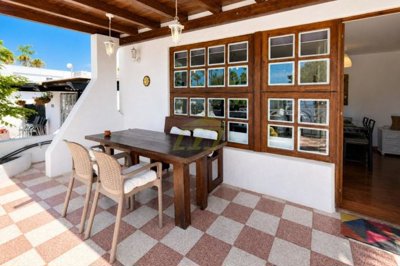 A stunning bungalow with access to a shared pool close to the beach
