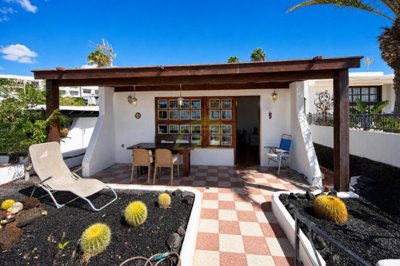 A stunning bungalow with access to a shared pool close to the beach