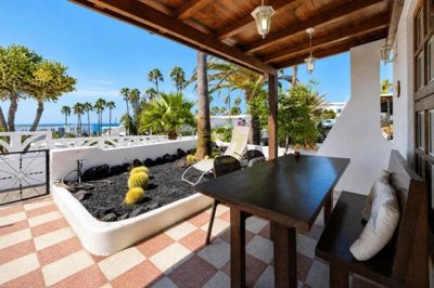 A stunning bungalow with access to a shared pool close to the beach