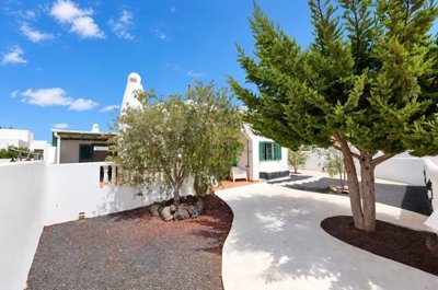 Generous Plot with Sea Views and Communal Pool