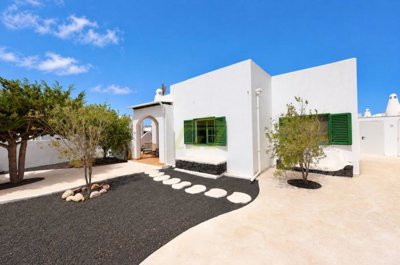Generous Plot with Sea Views and Communal Pool