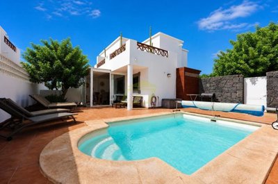 Stylish Villa with Roof Terrace Close to Marina Rubicón