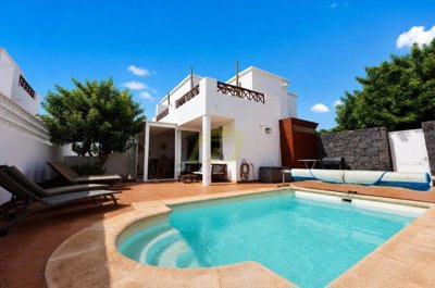 Stylish Villa with Roof Terrace Close to Marina Rubicón