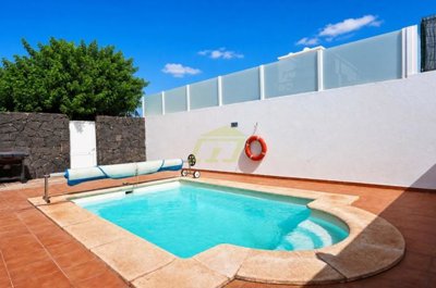 Stylish Villa with Roof Terrace Close to Marina Rubicón