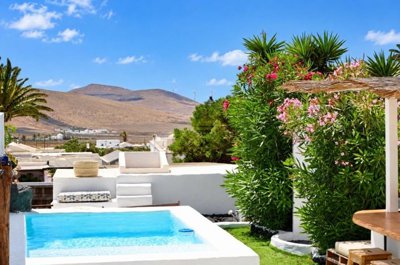 Renovated Detached Home with Private Pool and Spacious Gardens in Oasis de Nazaret