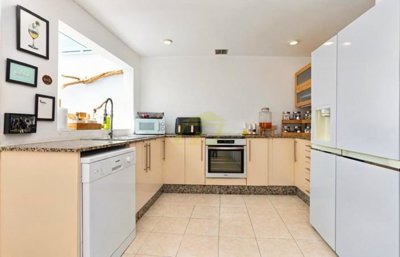Renovated Detached Home with Private Pool and Spacious Gardens in Oasis de Nazaret