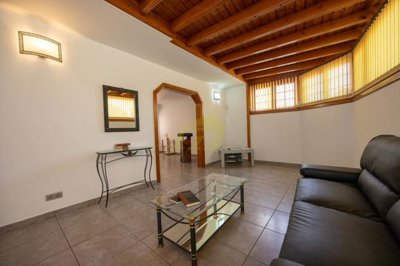 Beautifully renovated semi detached duplex close to the beach