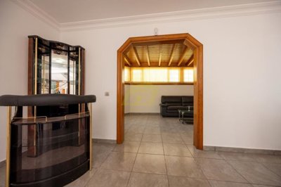 Beautifully renovated semi detached duplex close to the beach
