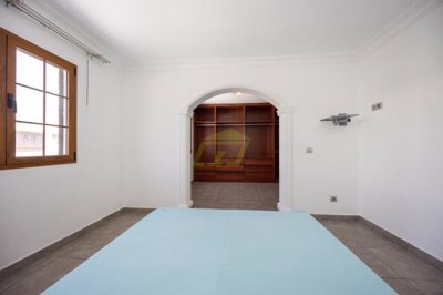 Beautifully renovated semi detached duplex close to the beach