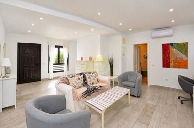 Spacious 2 bedroom apartment in fantastic complex in frontline Puerto del Carmen