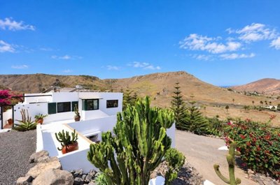 An Exceptional Rural Retreat with Panoramic Views