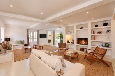 An Exceptional Rural Retreat with Panoramic Views