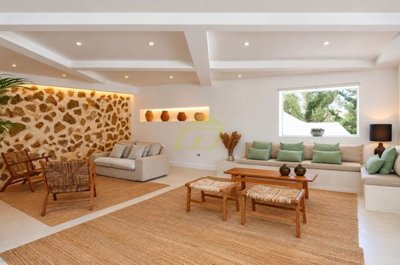 An Exceptional Rural Retreat with Panoramic Views