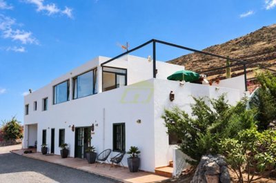 An Exceptional Rural Retreat with Panoramic Views