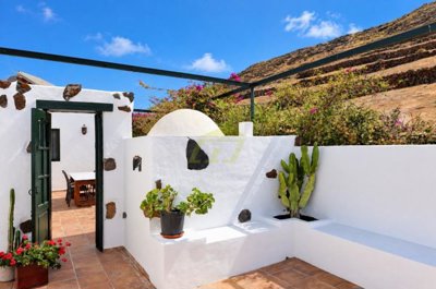 An Exceptional Rural Retreat with Panoramic Views