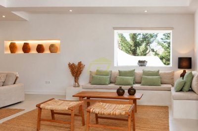An Exceptional Rural Retreat with Panoramic Views