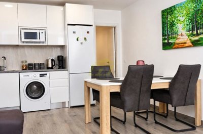 Renovated 3 Bedroom Ground-Floor Apartment in Gated Complex