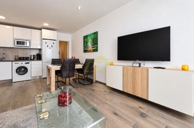 Renovated 3 Bedroom Ground-Floor Apartment in Gated Complex