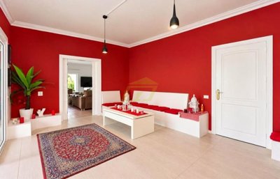 Outstanding property with spectacular seaviews