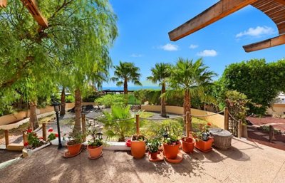 Outstanding property with spectacular seaviews
