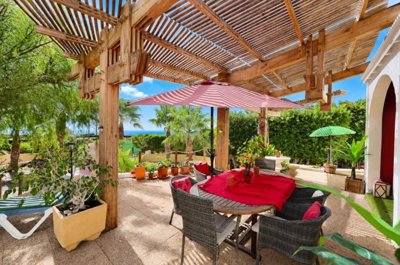 Outstanding property with spectacular seaviews